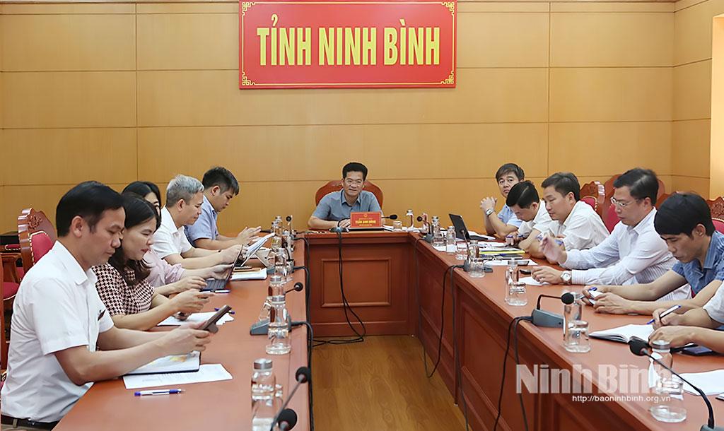 Đồng chí Trần Anh Dũng, Ủy viên Ban Thường vụ Tỉnh ủy, Phó Chủ tịch UBND tỉnh và các đại biểu dự hội nghị tại điểm cầu Ninh Bình.