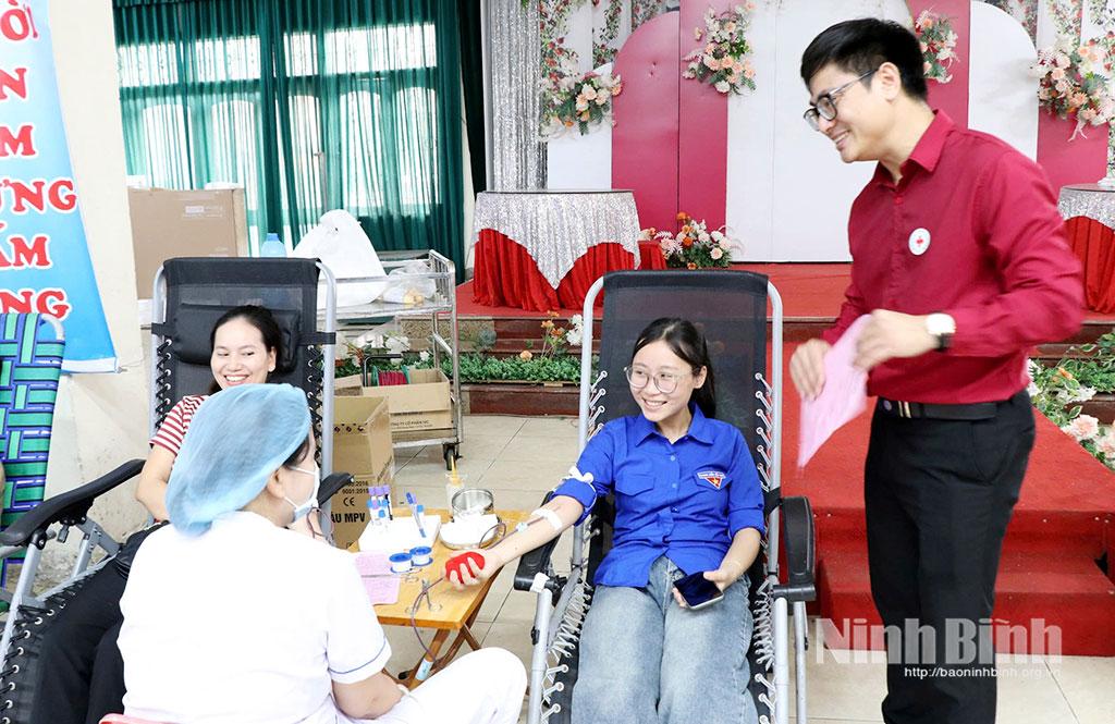 Lãnh đạo Hội Chữ thập đỏ tỉnh động viên, thăm hỏi người tham gia hiến máu.