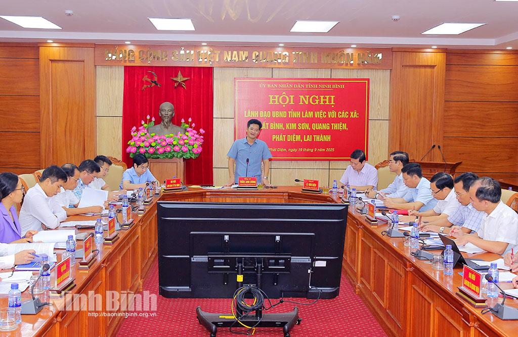 Quang cảnh buổi làm việc