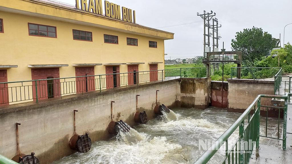 Trạm bơm Bùi I (phường Đồng Văn) bơm tiêu nước đệm phòng, chống ngập úng KCN Đồng Văn.