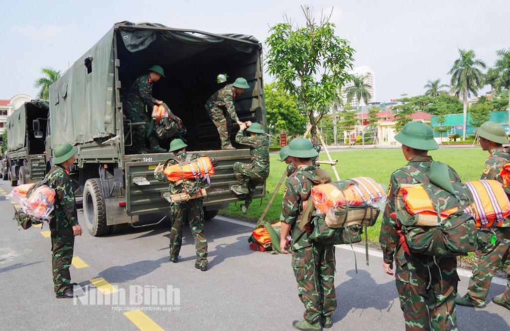 Ban Chỉ huy Phòng thủ khu vực 1 - Phù Vân sẵn sàng lực lượng, phương tiện ứng phó cơn bão số 9. Ảnh: Tiến Thám