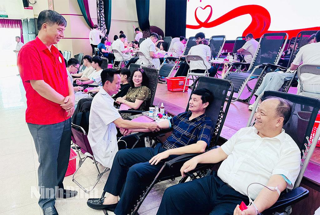 Lãnh đạo Hội Chữ thập đỏ tỉnh động viên các tình nguyện viên hiến máu tại ngày hội.