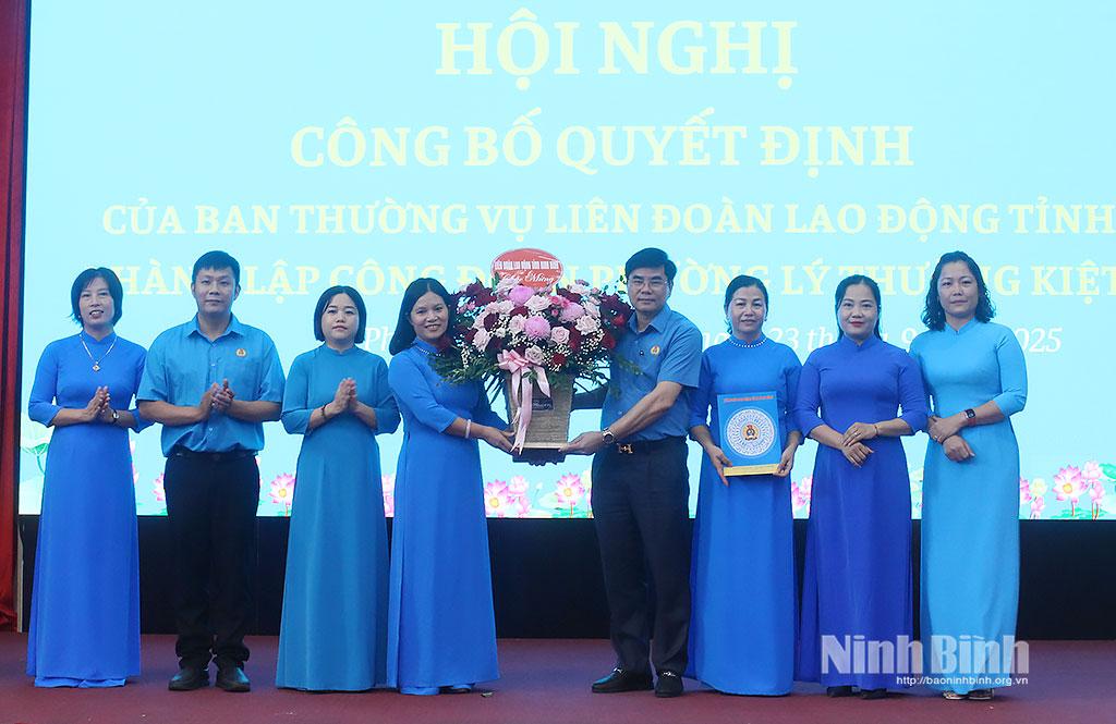 Đồng chí Nguyễn Hải Long, Tỉnh ủy viên, Phó Chủ tịch Ủy ban MTTQ Việt Nam tỉnh, Chủ tịch LĐLĐ tỉnh trao Quyết định và tặng hoa Công đoàn phường Lý Thường Kiệt.