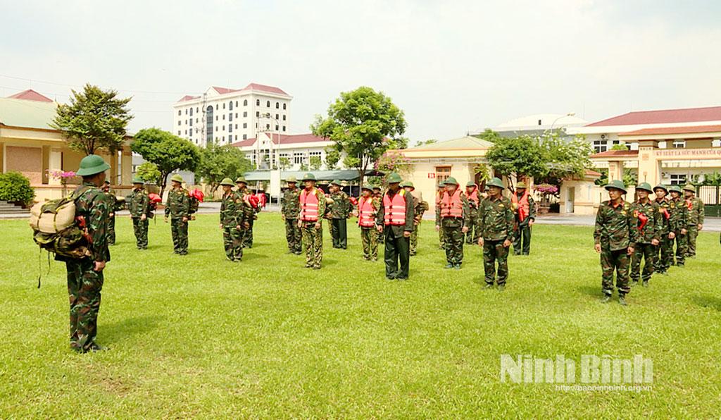 Cán bộ, chiến sĩ LLVT tỉnh sẵn sàng tham gia phòng chống lụt, bão.