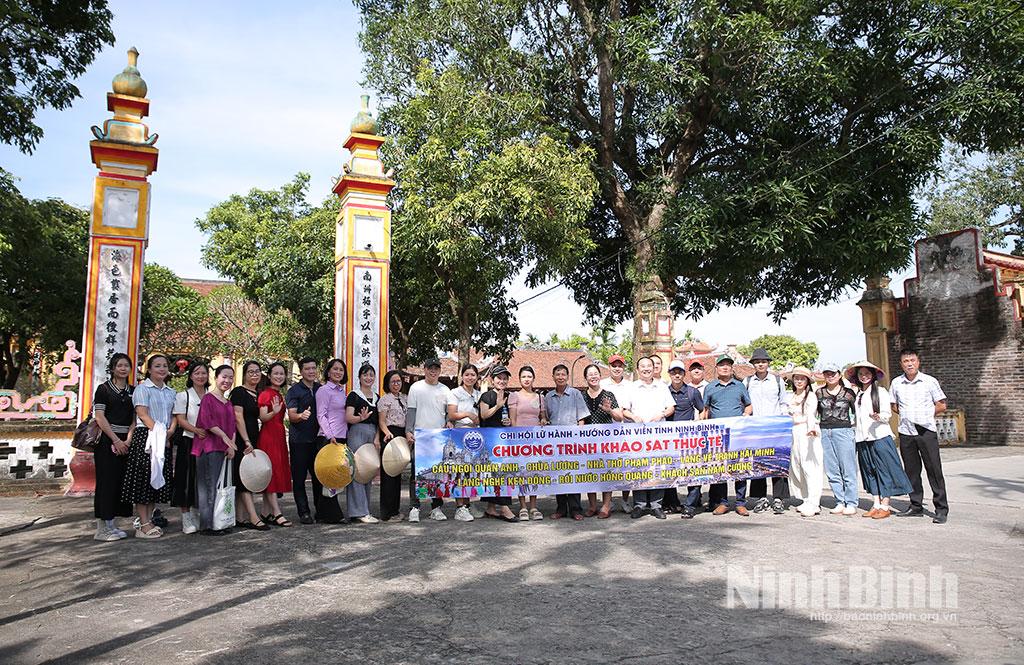 Đoàn tham quan, khảo sát chùa Lương, xã Hải Anh.