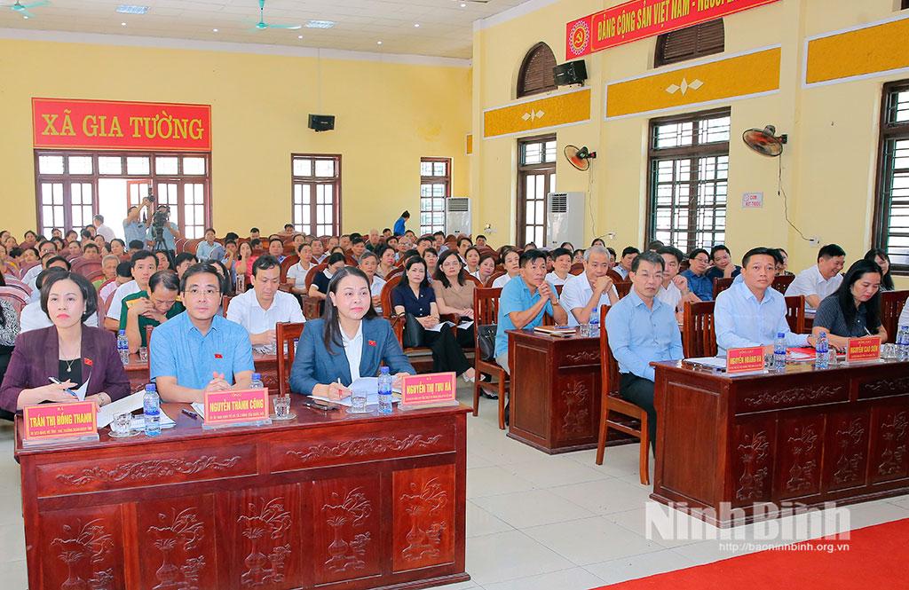 Các đại biểu dự hội nghị tiếp xúc cử tri.