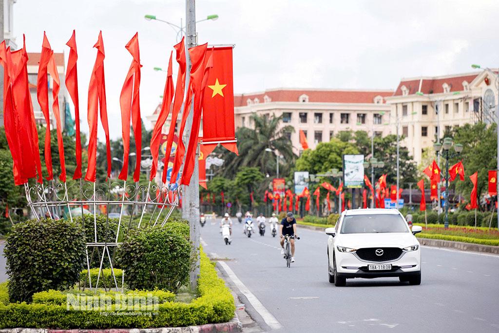 Đường phố phường Nam Định rực rỡ cờ hoa chào mừng Đại hội đại biểu Đảng bộ tỉnh Ninh Bình lần thứ I, nhiệm kỳ 2025-2030. Ảnh: Viết Dư.