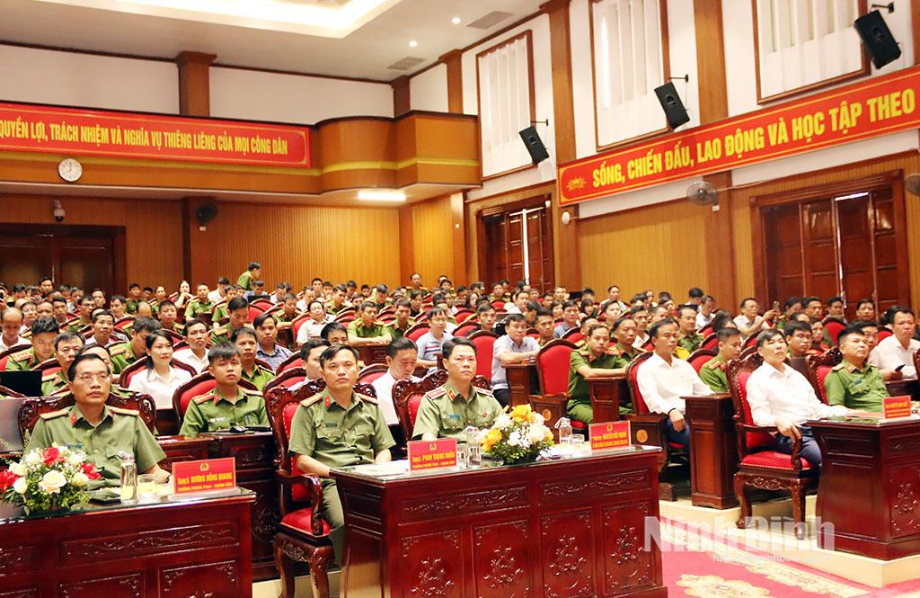 Các đại biểu tham dự Lễ khai mạc Cuộc thi trực tuyến “Tìm hiểu pháp luật về phòng cháy, chữa cháy và cứu nạn, cứu hộ” tại điểm cầu Trung tâm Công an tỉnh Ninh Bình.