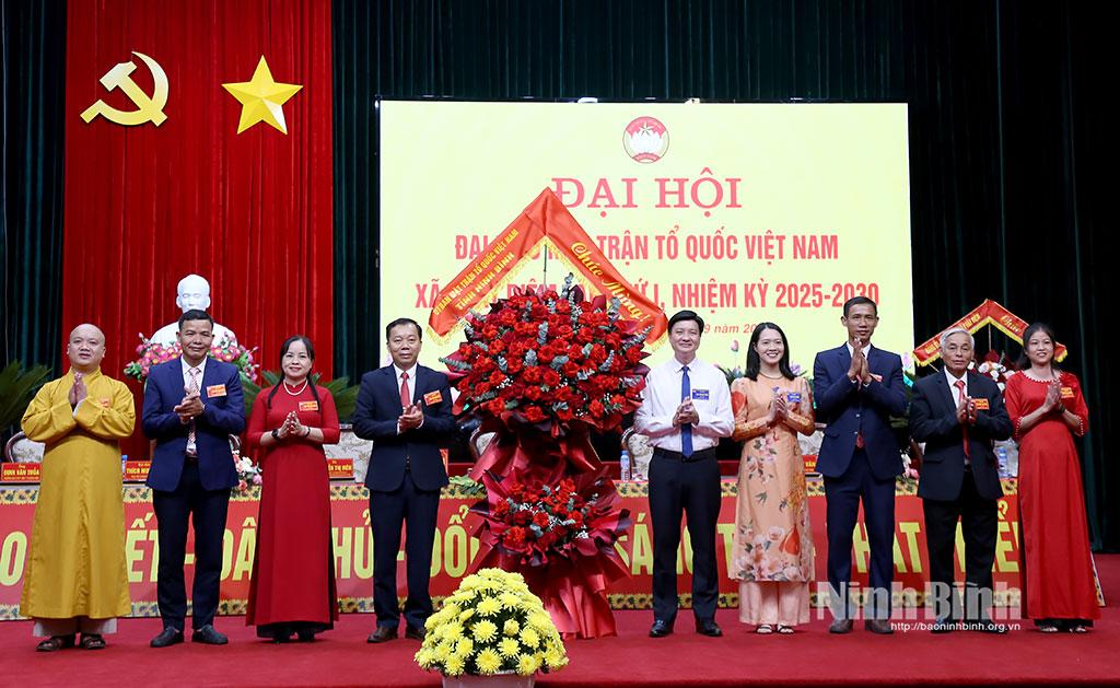 Đồng chí Trần Ngọc Nam, Tỉnh ủy viên, Phó Chủ tịch Ủy ban MTTQ Việt Nam tỉnh, Bí thư Tỉnh Đoàn tặng hoa chúc mừng Đại hội.