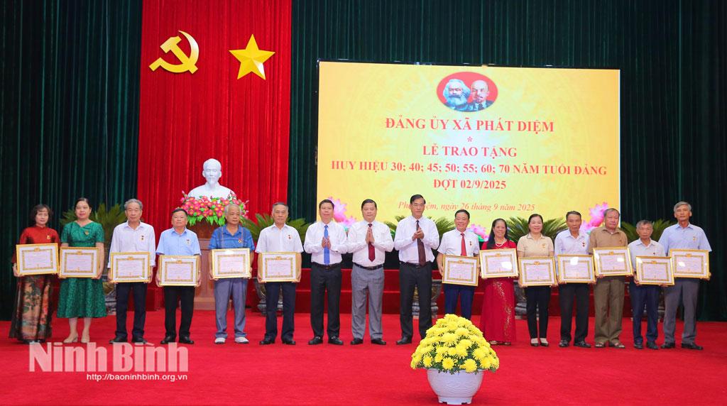 Trao tặng Huy hiệu Đảng cho các đảng viên.