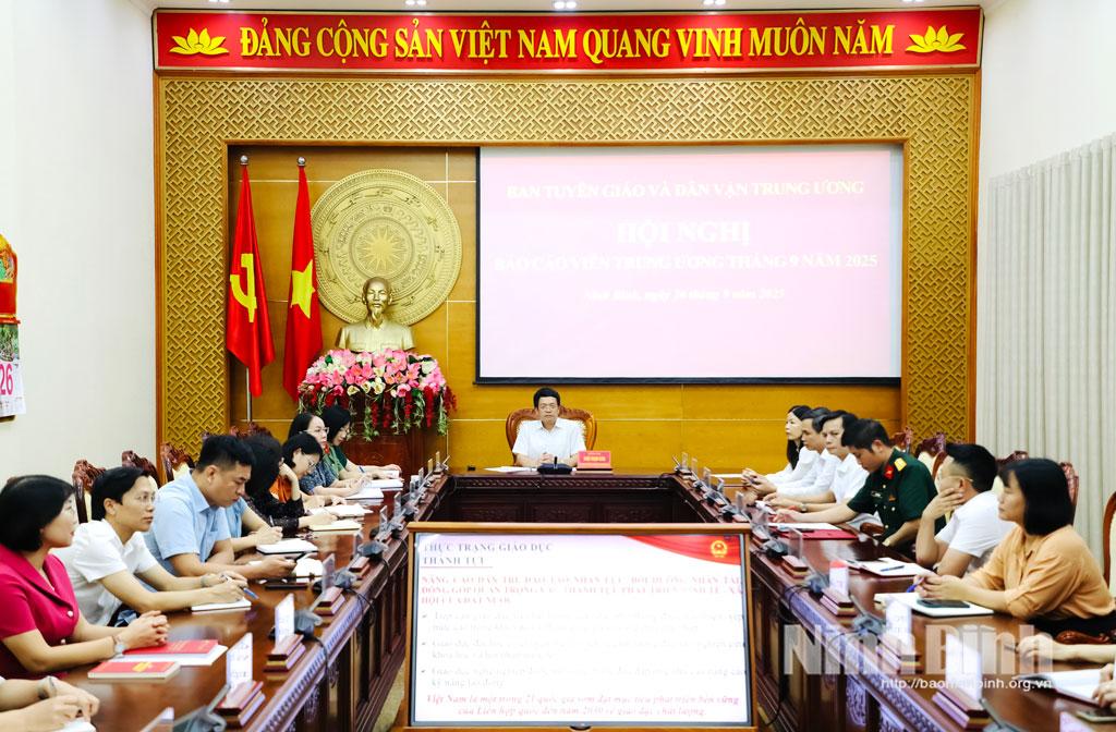 Các đại biểu tham dự Hội nghị trực tuyến tại điểm cầu Ninh Bình.