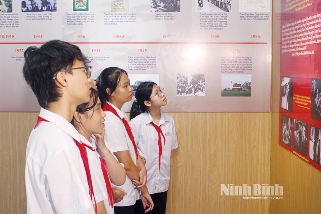 Học sinh tham quan Khu lưu niệm nhà văn, liệt sĩ Nam Cao.