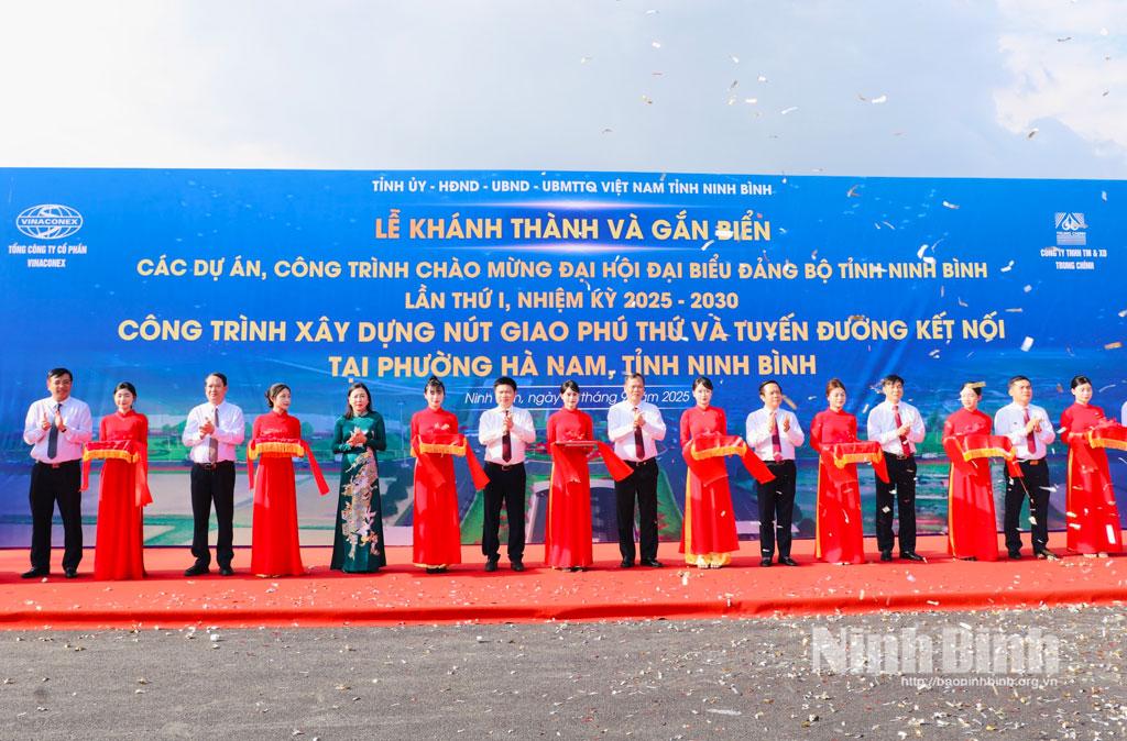 Các đồng chí Thường trực Tỉnh ủy và các đại biểu thực hiện nghi thức cắt băng khánh thành và gắn biển công trình nút giao Phú Thứ và tuyến đường kết nối tại xã Tiên Hiệp, thành phố Phủ Lý (cũ), nay thuộc phường Hà Nam.