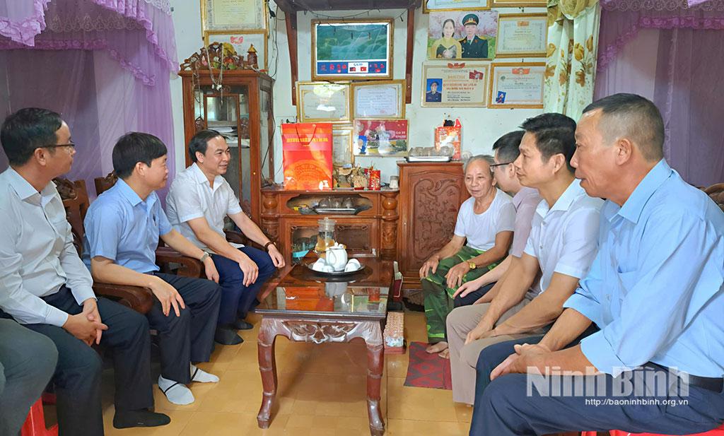 Đồng chí Đặng Anh Tuấn, Tỉnh ủy viên, Phó Trưởng ban Tuyên giáo và Dân vận Tỉnh ủy thăm, tặng quà ông Nguyễn Đình Tân, 78 tuổi, là người cao tuổi có uy tín, ở tổ dân phố Đồng Thanh, phường Yên Sơn.