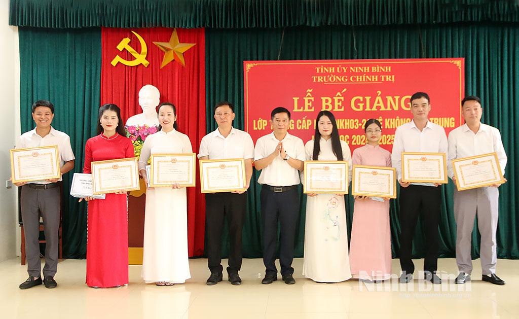 Lãnh đạo Trường Chính trị tỉnh trao giấy khen cho các học viên có thành tích xuất sắc trong học tập.