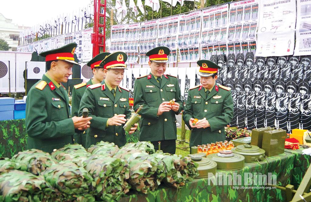 Thiếu tướng Lương Văn kiểm, Tư lệnh Quân khu 3 cùng các cơ quan Quân khu kiểm tra mô hình học cụ huấn luyện năm 2025 tại Bộ Chỉ huy Quân sự tỉnh.