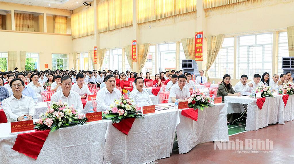 Đồng chí Phạm Gia Túc, Ủy viên Trung ương Đảng, Chánh Văn Phòng Trung ương Đảng và các đồng chí lãnh đạo tỉnh, lãnh đạo Tập đoàn Công nghiệp - Năng lượng Quốc gia Việt Nam dự buổi lễ.