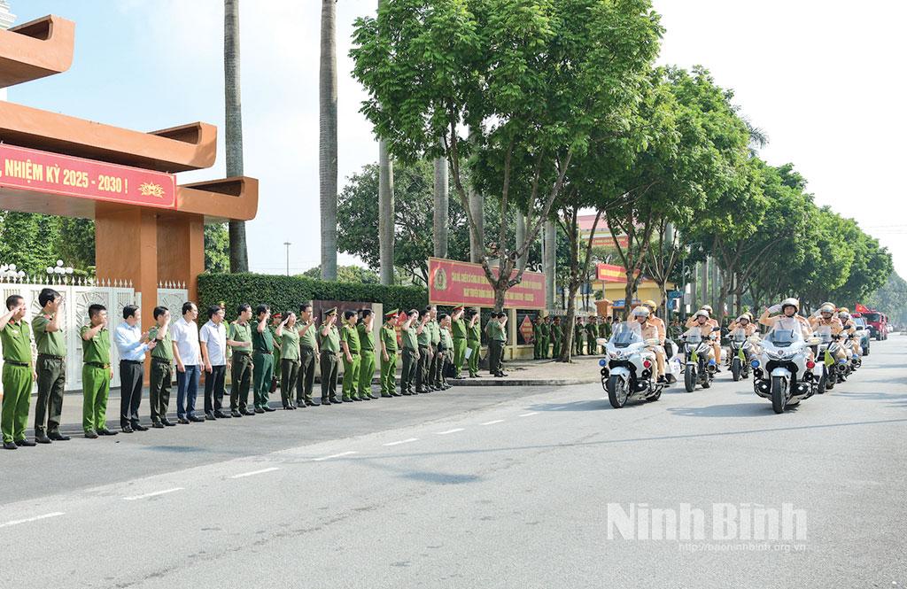Lãnh đạo tỉnh và các đại biểu chứng kiến Lễ xuất quân, diễu hành biểu dương lực lượng của Công an tỉnh bảo đảm an toàn Đại hội đại biểu Đảng bộ tỉnh lần thứ I, nhiệm kỳ 2025-2030. Ảnh: Trường Giang