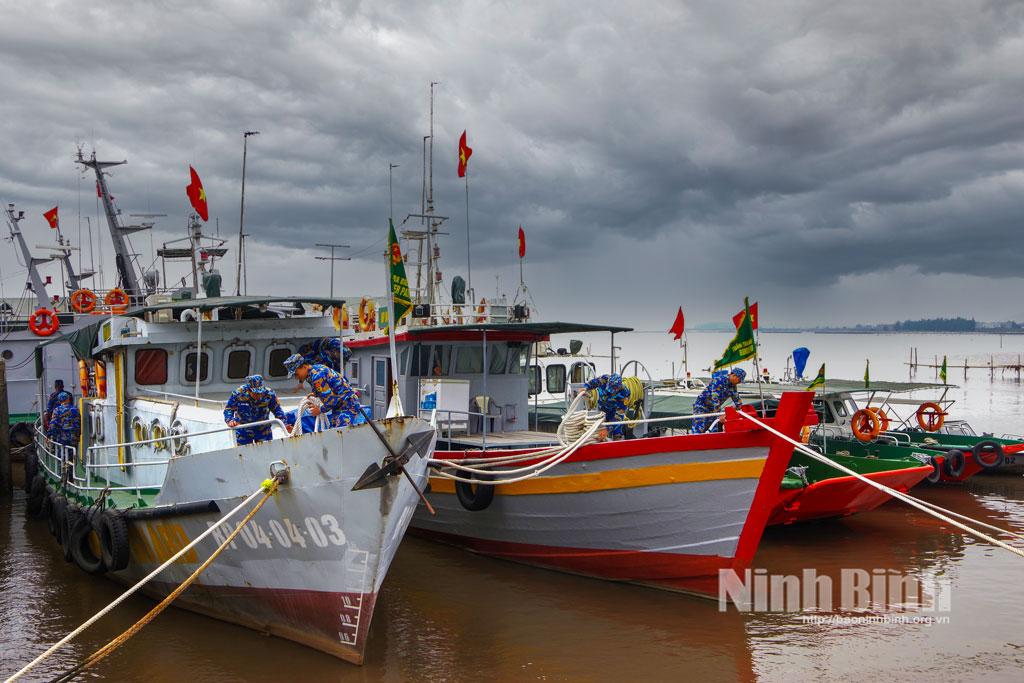 Cán bộ chiến sỹ Hải đội 2 Ban Chỉ huy Bộ đội biên phòng tỉnh Ninh Bình sẵn sàng, phương tiện, lực lượng, tàu thuyền chống bão, ứng cứu khi có tình huống xảy ra.