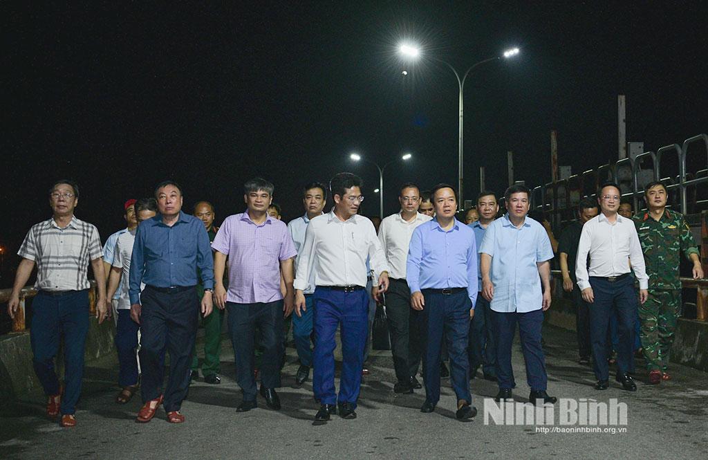 Đồng chí Phạm Quang Ngọc, Phó Bí thư Tỉnh ủy, Chủ tịch UBND tỉnh, Trưởng Ban Chỉ huy Phòng thủ Dân sự tỉnh và Đoàn kiểm tra công tác vận hành tại đập tràn Lạc Khoái, xã Gia Phong.