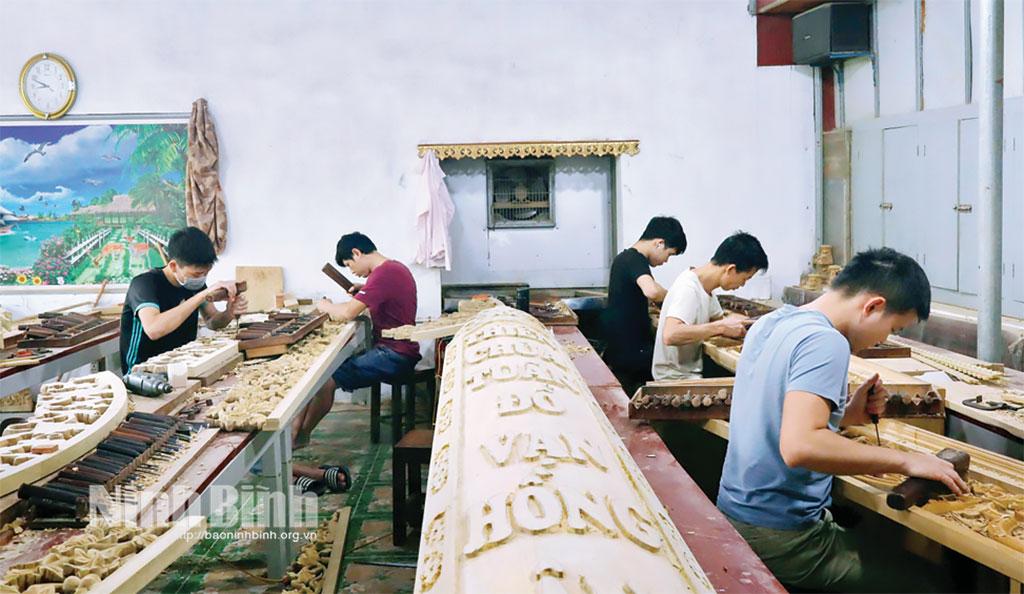 Xã Hải Anh phối hợp với các cơ sở sản xuất đồ thủ công mỹ nghệ trên địa bàn ưu tiên đào tạo nghề, giải quyết việc làm cho lao động thuộc hộ nghèo, cận nghèo.