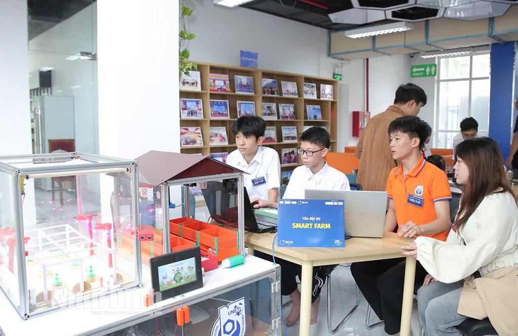 Đội thi của Trường THPT B Nguyễn Khuyến tham gia cuộc thi với đề tài Smart Farm.