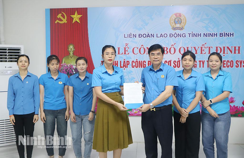 Đồng chí Nguyễn Hải Long, Tỉnh ủy viên, Phó Chủ tịch Uỷ ban MTTQ Việt Nam tỉnh, Chủ tịch LĐLĐ tỉnh trao Quyết định chỉ định Ban Chấp hành lâm thời Công đoàn cơ sở Công ty TNHH ECO SYSTEM.