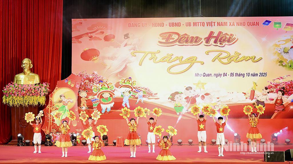 Tiết mục văn nghệ tại Đêm hội Trăng rằm.