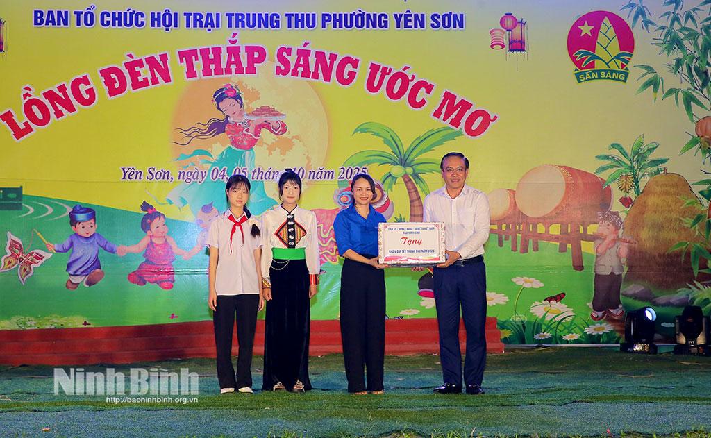 Đồng chí Đặng Thanh Sơn, Uỷ viên Ban Thường vụ Tỉnh uỷ, Phó Chủ tịch Thường trực HĐND tỉnh tặng quà động viên Ban tổ chức và các cháu thiếu niên, nhi đồng.