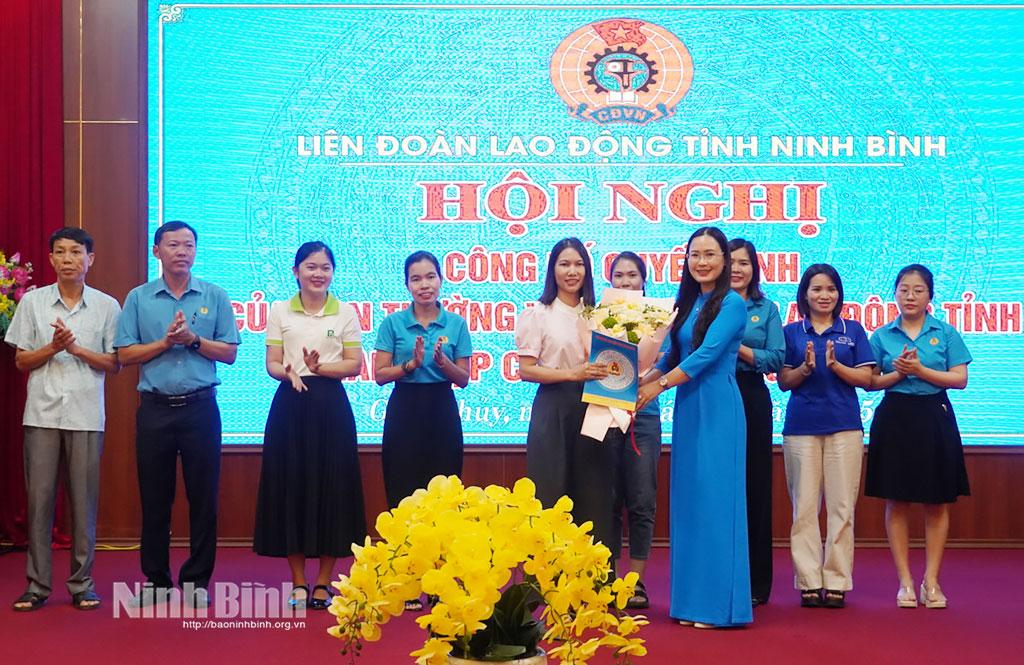Lãnh đạo LĐLĐ tỉnh Ninh Bình trao quyết định và tặng hoa chúc mừng Ban Chấp hành Công đoàn xã Giao Thuỷ.