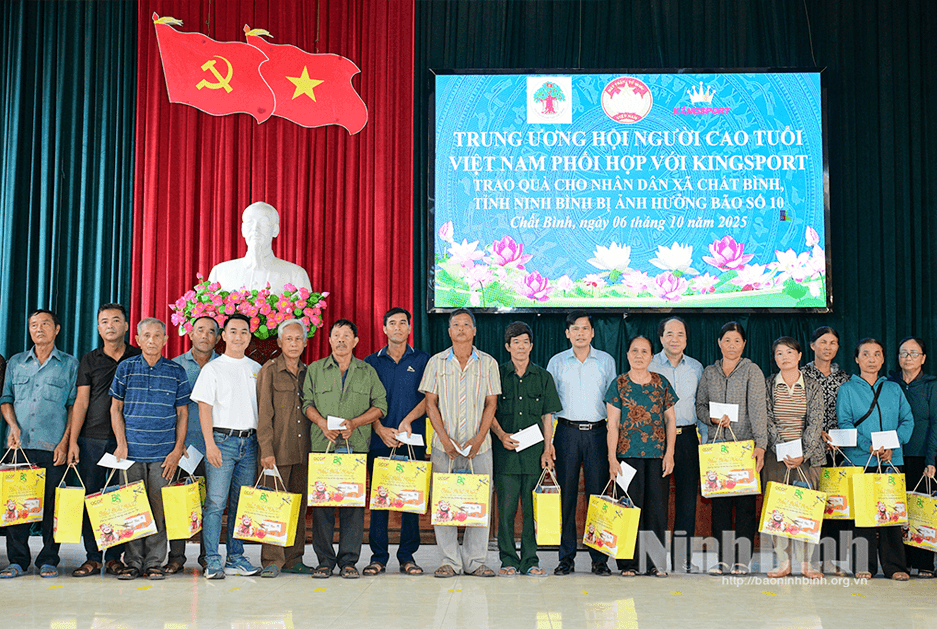 Lãnh đạo Trung ương Hội Người cao tuổi Việt Nam và đại biểu trao quà cho gia đình bị ảnh hưởng do bão số 10 gây ra tại xã Chất Bình.
