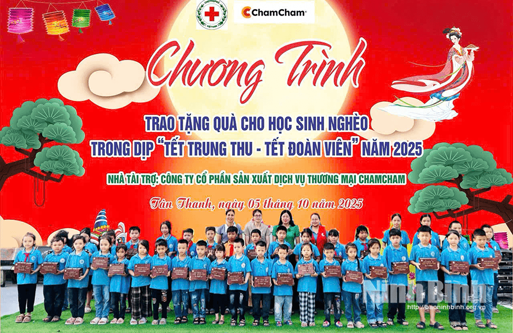 Trao tặng quà cho học sinh nghèo tại xã Tân Thanh nhân dịp Tết Trung thu 2025.