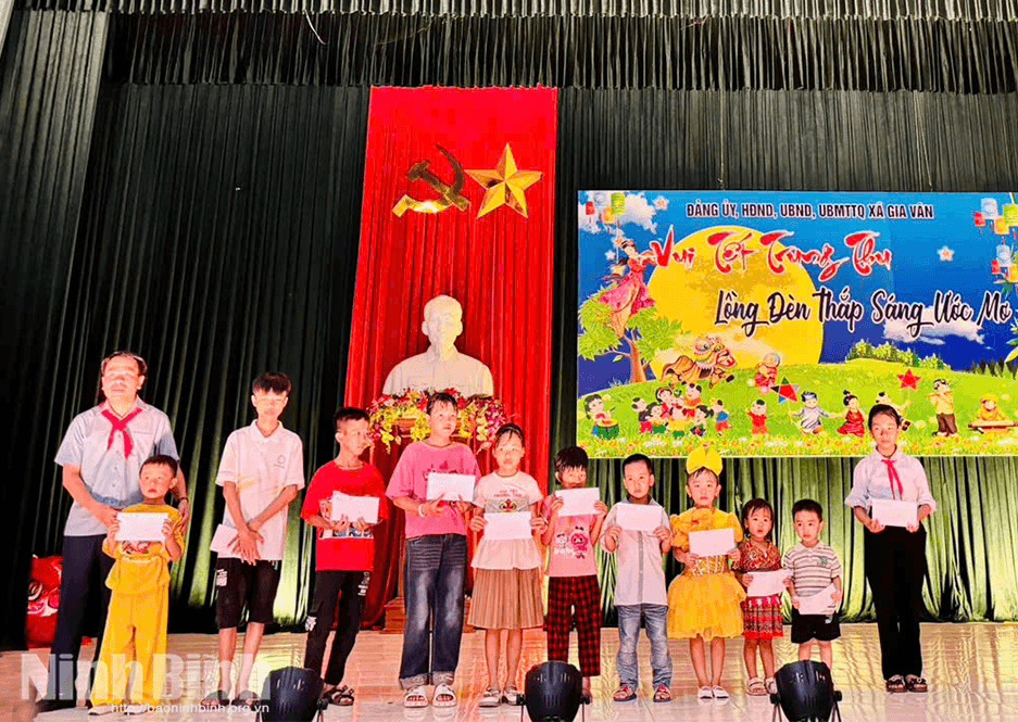 Lãnh đạo xã Gia Vân tặng quà cho thanh, thiếu nhi có hoàn cảnh khó khăn.