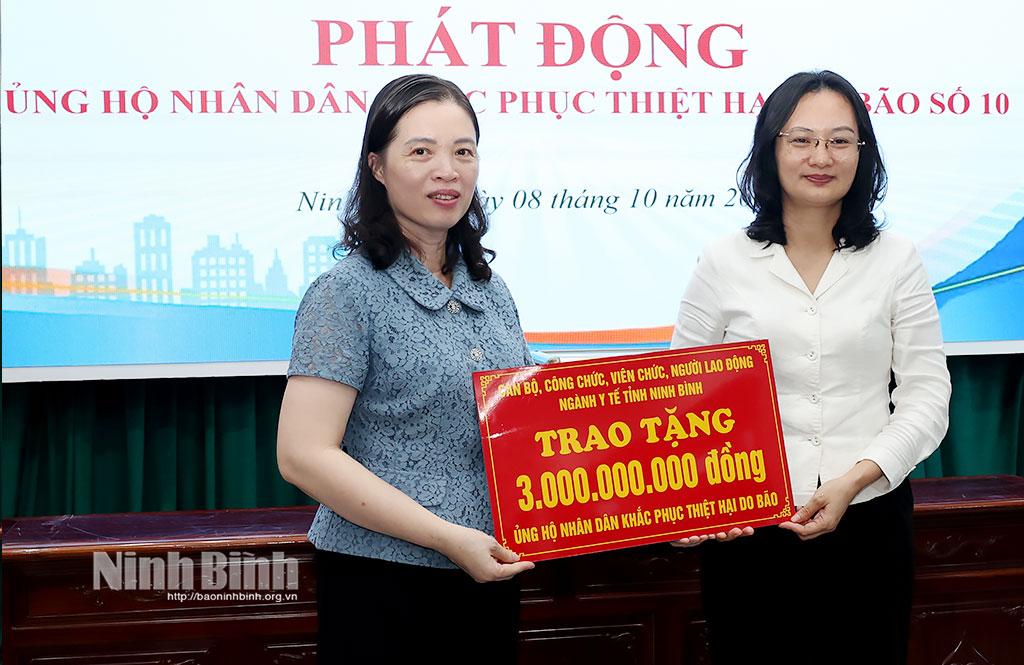 Lãnh đạo MTTQ Việt Nam tỉnh tiếp nhận số tiền tượng trưng ủng hộ của lãnh đạo, công chức, viên chức, người lao động ngành Y tế ủng hộ.