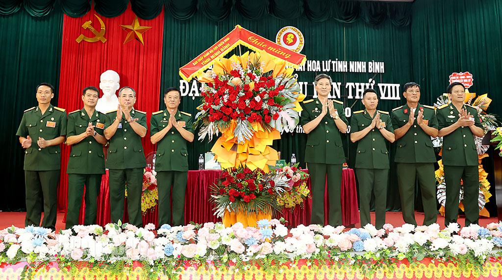 Đồng chí Bùi Văn Tuất, Phó Chủ tịch Ủy ban MTTQ Việt Nam tỉnh, Chủ tịch Hội CCB tỉnh trao tặng hoa chúc mừng Đại hội.