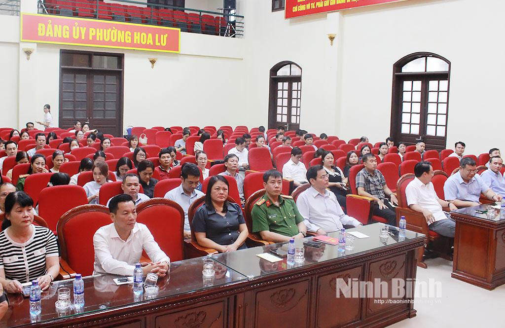 Các đại biểu tham dự quyên góp ủng hộ đồng bào bị ảnh hưởng bởi bão lụt.