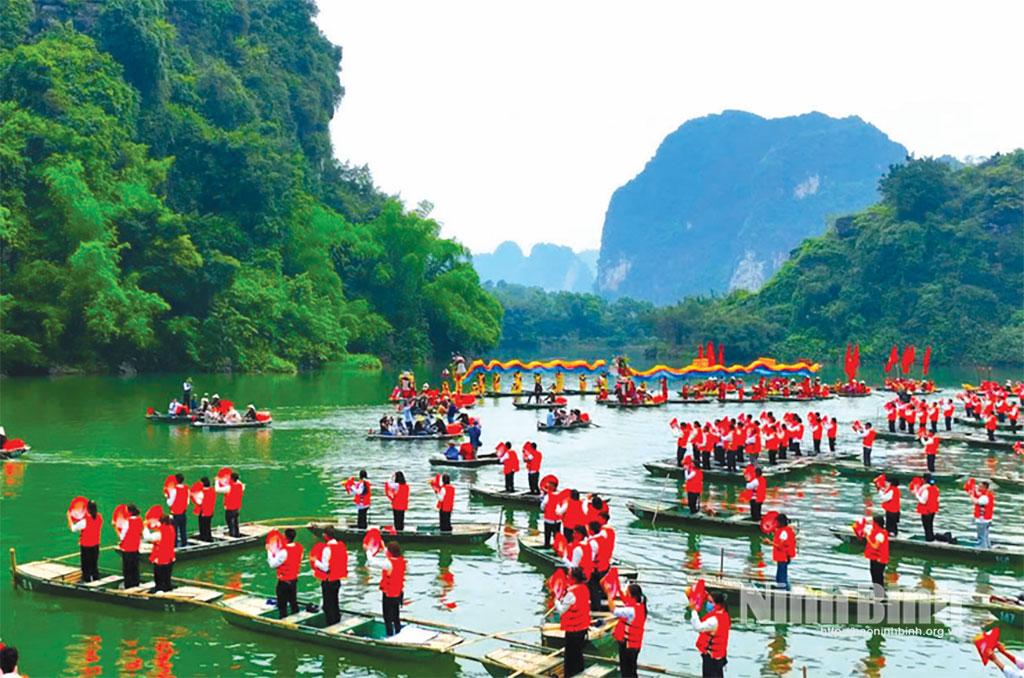 Lễ hội Tràng An được tổ chức hằng năm, thu hút đông đảo du khách trong và ngoài nước về dự.