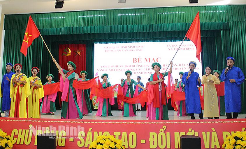 Một tiết mục văn nghệ tại lễ bế mạc.