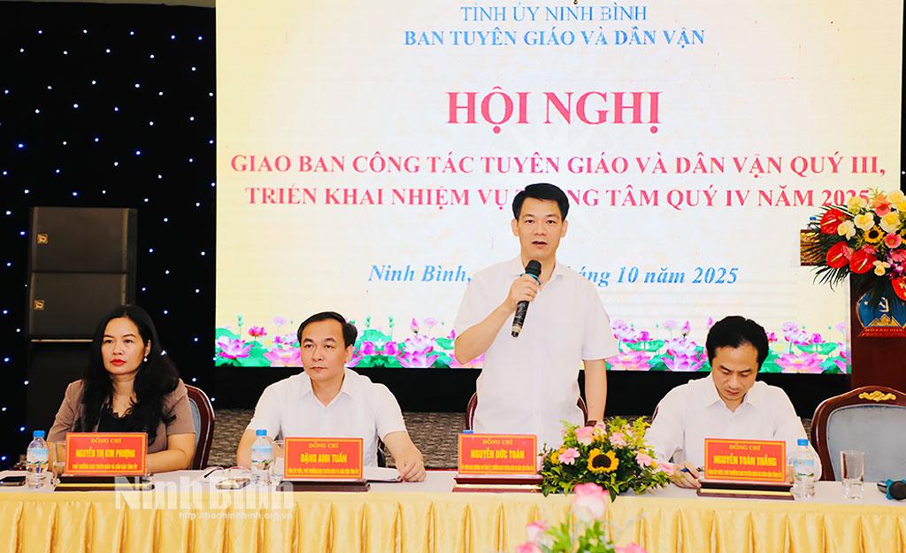 Lãnh đạo Ban Tuyên giáo và Dân vận Tỉnh ủy điều hành hội nghị giao ban.