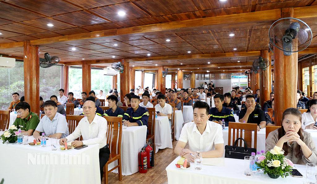 Các đại biểu và nhân viên Khu du lịch sinh thái Thung Nham tham dự tập huấn công tác PCCC.