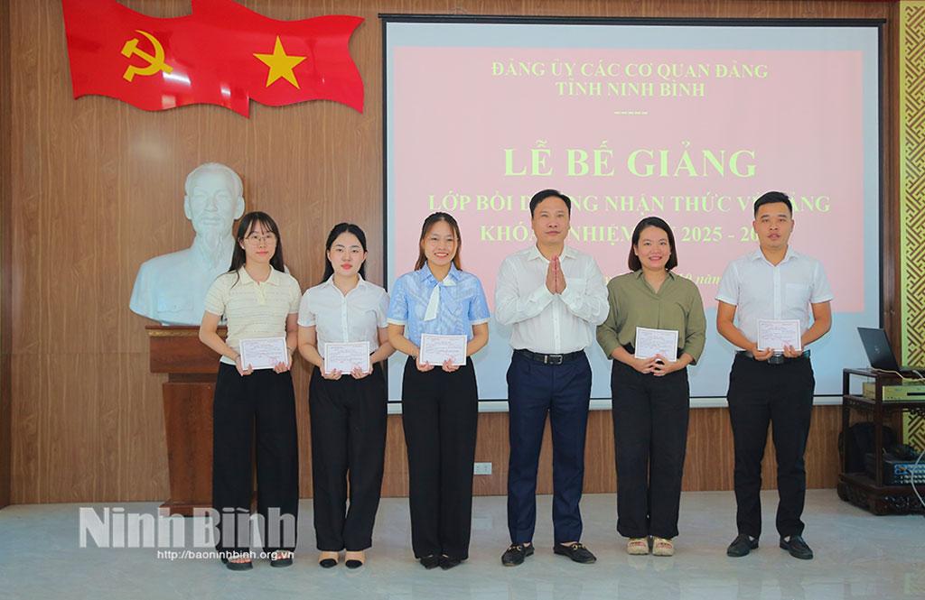 Đồng chí Hoàng Nguyên Dự, Ủy viên Ban Thường vụ Tỉnh ủy, Phó Bí thư Thường trực Đảng ủy các cơ quan Đảng tỉnh trao Giấy chứng nhận cho các học viên xuất sắc.