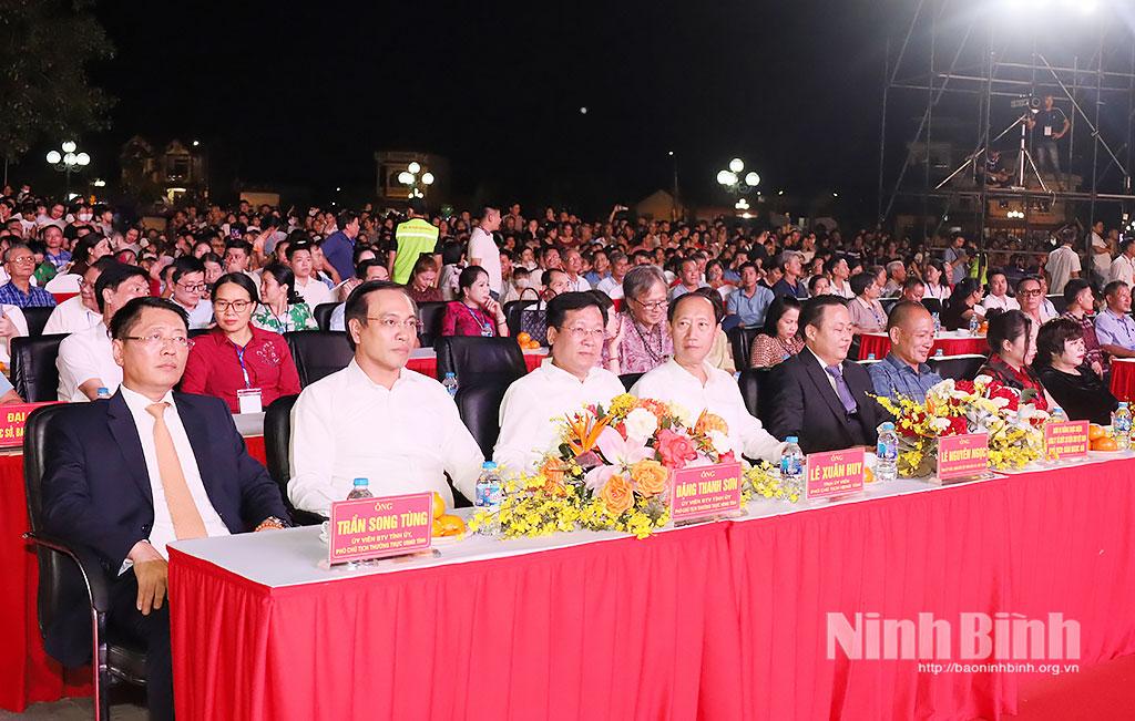 Các đại biểu tham dự chương trình khai mạc Lễ hội Đền Trần Thương 2025.