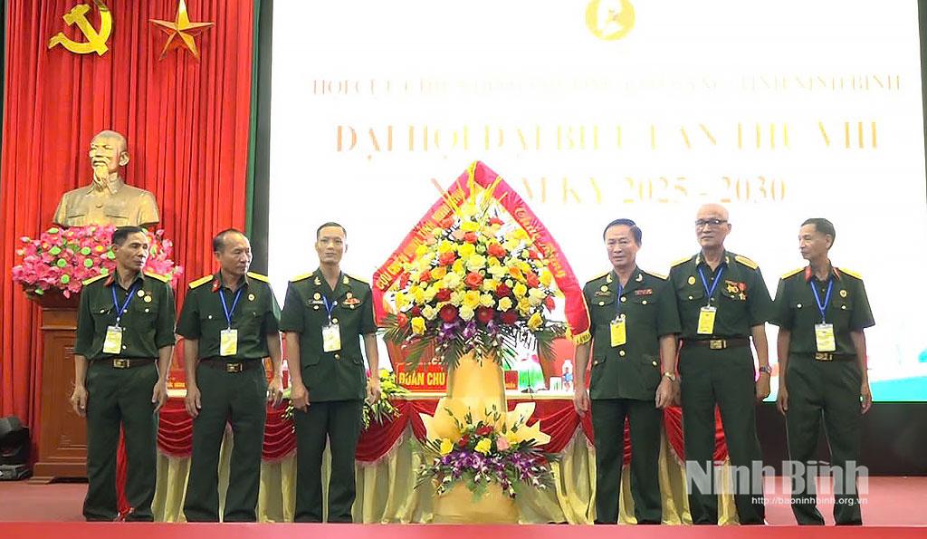 Lãnh đạo Hội CCB tỉnh tặng hoa chúc mừng Đại hội.