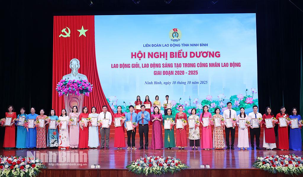 Đồng chí Đinh Thị Lụa, Phó Bí thư Thường trực Tỉnh ủy và đồng chí Nguyễn Hải Long, Tỉnh ủy viên, Phó Chủ tịch Ủy ban MTTQ Việt Nam tỉnh, Chủ tịch LĐLĐ tỉnh trao Giấy chứng nhận cho công nhân lao động tiêu biểu.