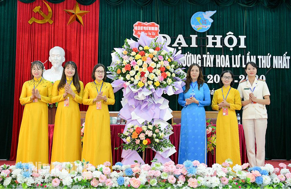 Lãnh đạo Hội Liên hiệp Phụ nữ tỉnh tặng hoa chúc mừng Đại hội. Ảnh: Trường Giang