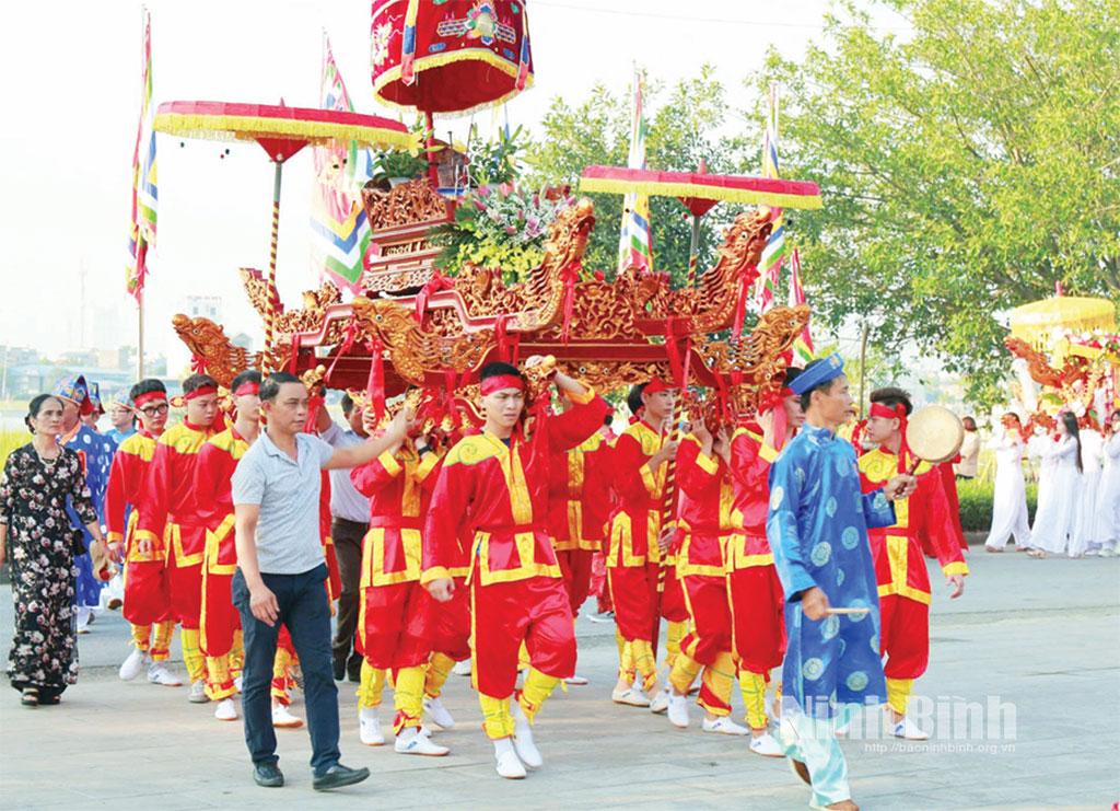 Nghi thức rước kiệu từ chùa Phổ Minh về Đền Thiên Trường trong Lễ hội Đền Trần. Ảnh: Khánh Dũng