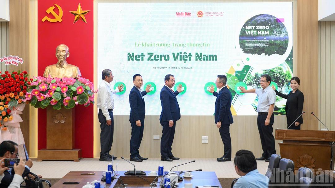 Các đồng chí lãnh đạo cùng các đại biểu thực hiện nghi thức khai trương trang thông tin Net Zero Việt Nam.
