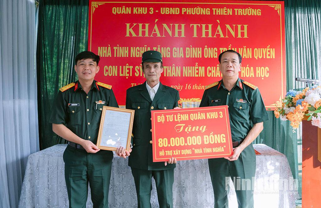 Bộ Tư lệnh Quân khu 3 hỗ trợ gia đình ông Trần Văn Quyền 80 triệu đồng.