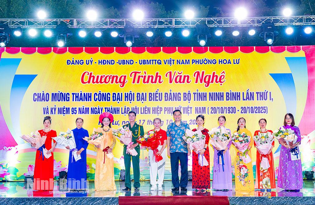 Lãnh đạo phường Hoa Lư tặng hoa các đơn vị tham gia Chương trình.