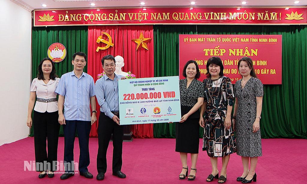 Hiệp hội Doanh nghiệp Thành phố Hồ Chí Minh trao 220 triệu đồng hỗ trợ Nhân dân khắc phục hậu quả sau bão số 10.